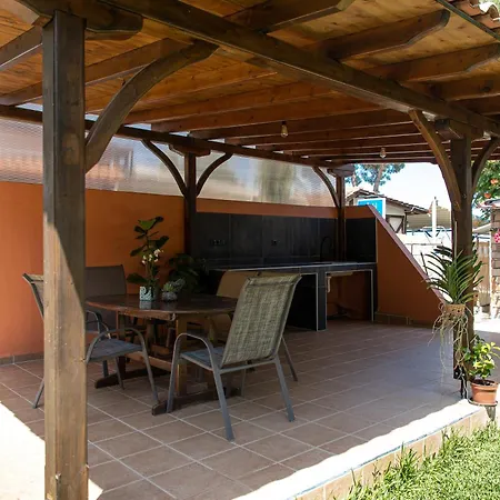 Lazaros Beachfront & Apartment Vourvourou